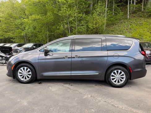 Used 2018 Chrysler Pacifica Touring-L Plus FWD image 8