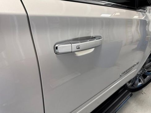 Used 2017 Chevrolet Suburban Premier AWD/4WD image 25