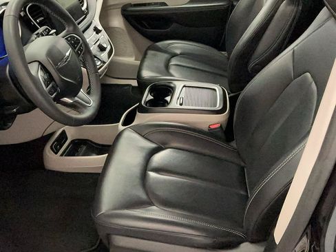 Used 2023 Chrysler Pacifica Touring-L w/ Uconnect Theater Family Group AWD/4WD image 8