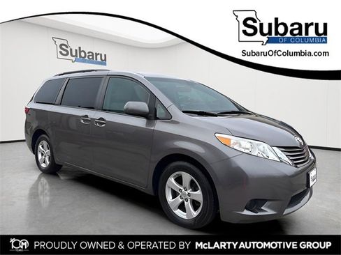 Used 2017 Toyota Sienna LE image 1