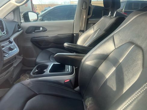 Used 2024 Chrysler Pacifica Touring-L image 6