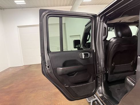 Used 2024 Jeep Gladiator Rubicon w/ Convenience Group AWD/4WD image 47