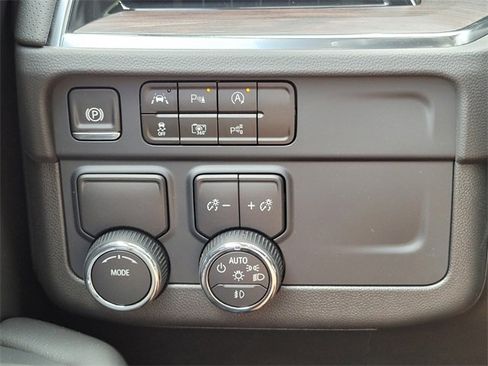 New 2025 Chevrolet Suburban Premier image 25