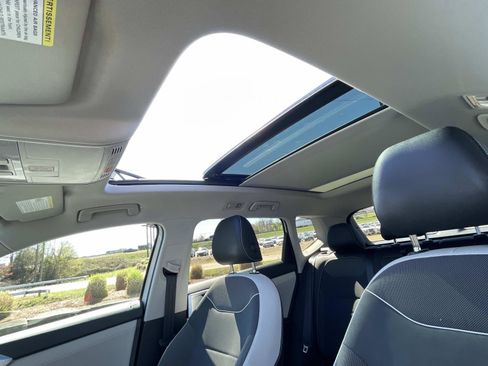 Certified 2025 Volkswagen Taos SE w/ Panoramic Sunroof Package image 19