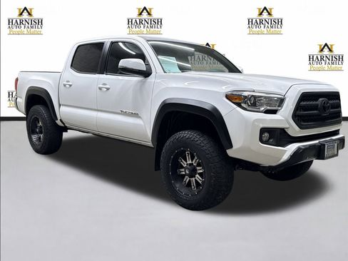 Used 2017 Toyota Tacoma TRD Off-Road w/ Tow Package (A/T) image 8