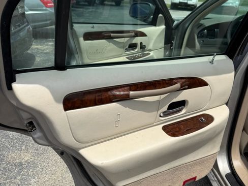 Used 2000 Lincoln Town Car Executive RWD image 13