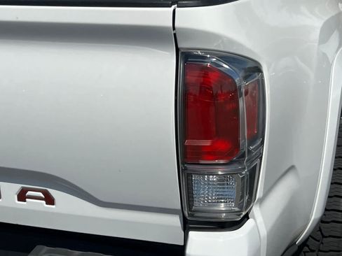 Used 2021 Toyota Tacoma TRD Sport w/ Technology Package AWD/4WD image 18