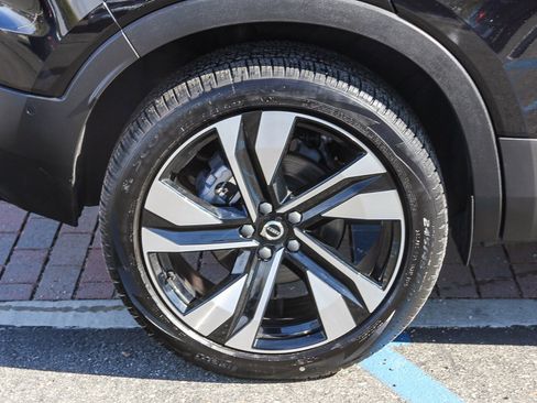 Used 2025 Volvo XC40 B5 Plus image 9