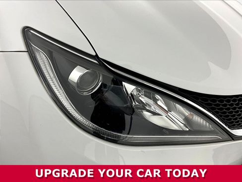 Used 2018 Chrysler Pacifica Limited w/ Tire & Wheel Group FWD image 31