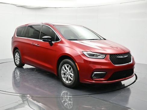 New 2026 Chrysler Pacifica Select image 3