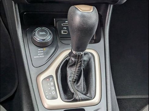 Used 2017 Jeep Cherokee Sport w/ Cold Weather Group image 9