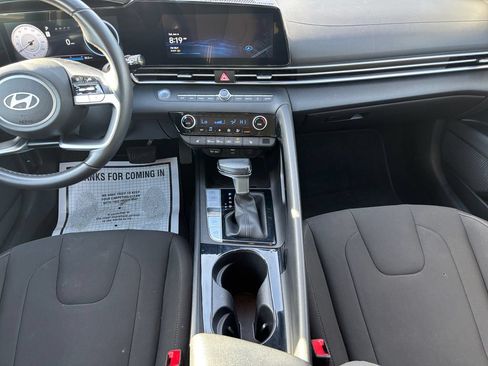 Used 2025 Hyundai Elantra SEL FWD image 16