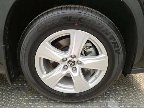 Certified 2022 Toyota Highlander L image 26