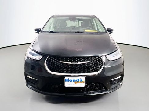 Used 2023 Chrysler Pacifica Touring-L image 2