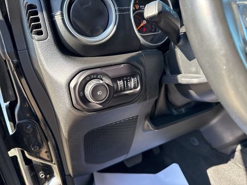 Used 2018 Jeep Wrangler Unlimited Sahara AWD/4WD image 27