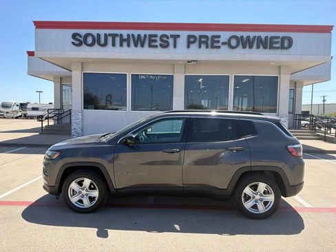 Used 2022 Jeep Compass Latitude FWD image 8