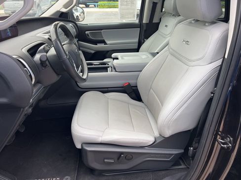 Used 2025 Ford Expedition Platinum AWD/4WD image 27