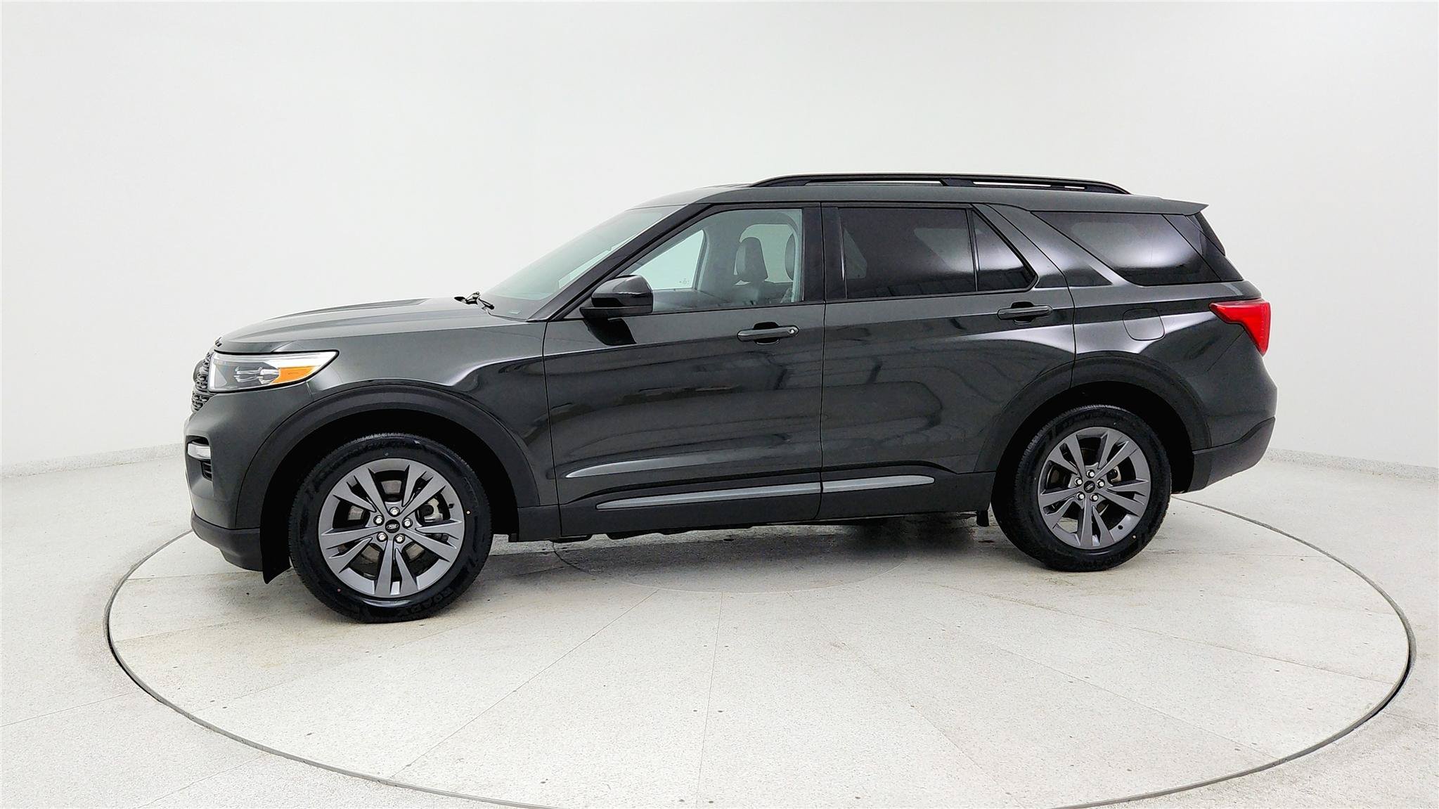 Used 2024 Ford Explorer XLT RWD image 2