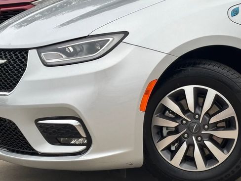 Used 2023 Chrysler Pacifica Limited image 7