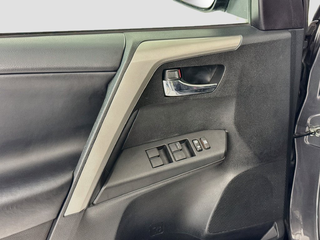 Used 2017 Toyota RAV4 XLE w/ Plus Special Value Package AWD/4WD image 19