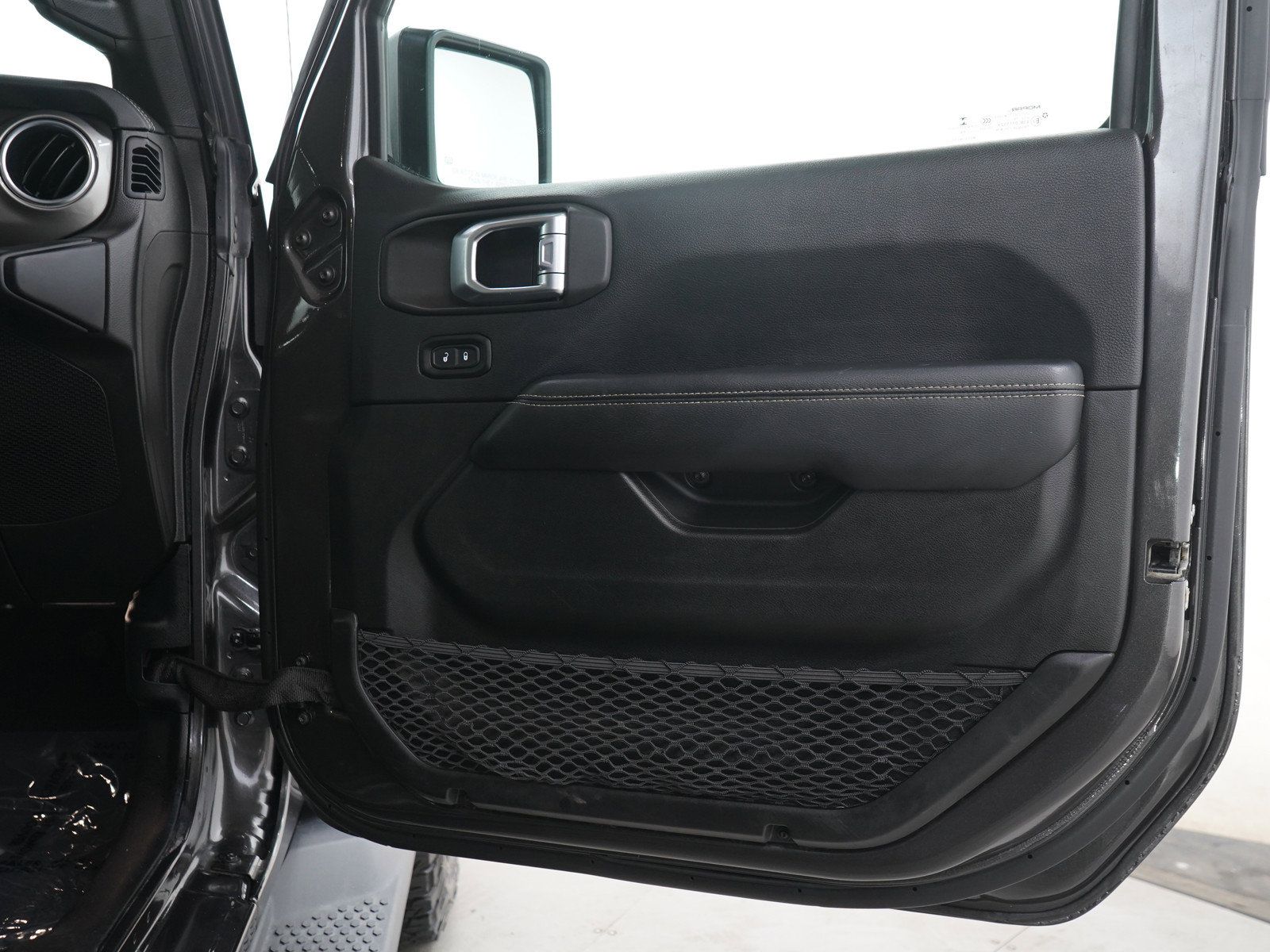 Used 2019 Jeep Wrangler Unlimited Sahara w/ Uconnect 4C Nav & Sound Group AWD/4WD image 11