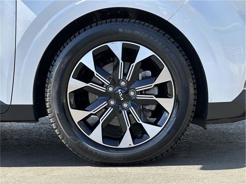 Used 2022 Kia Carnival EX FWD image 29