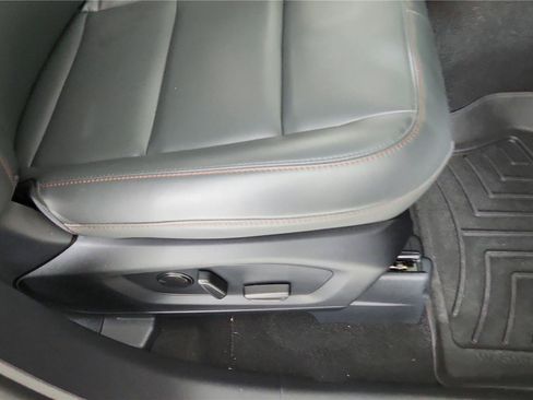 Used 2025 Ford Explorer Active w/ Active Comfort Package AWD/4WD image 29
