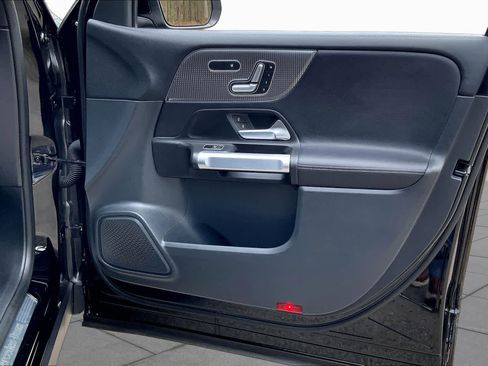 Used 2022 Mercedes-Benz GLB 250 4MATIC image 22