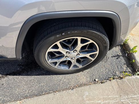 Used 2019 Jeep Grand Cherokee Limited w/ Trailer Tow Group IV AWD/4WD image 16
