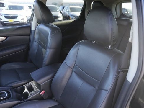 Used 2018 Nissan Rogue SV image 10