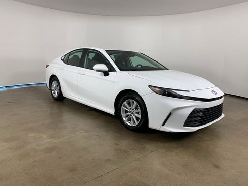 Used 2025 Toyota Camry LE image 4