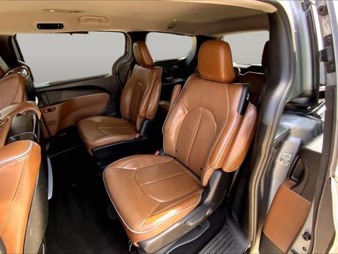 Used 2019 Chrysler Pacifica Limited w/ Advanced Safetytec Group FWD image 19