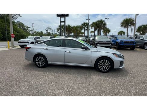 Used 2024 Nissan Altima 2.5 SV image 9