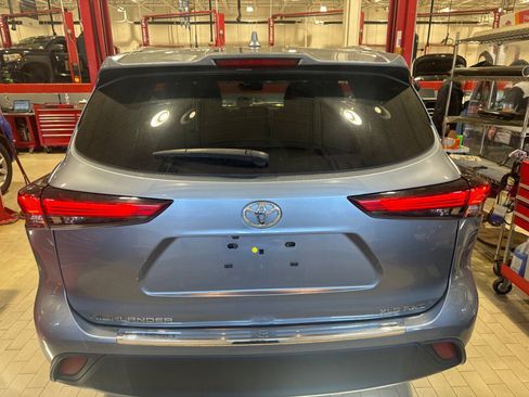 Used 2023 Toyota Highlander XLE image 7