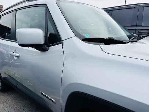 Used 2015 Jeep Renegade Latitude AWD/4WD image 3