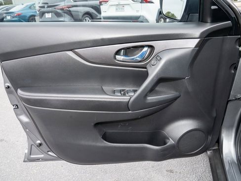 Used 2020 Nissan Rogue SV image 11