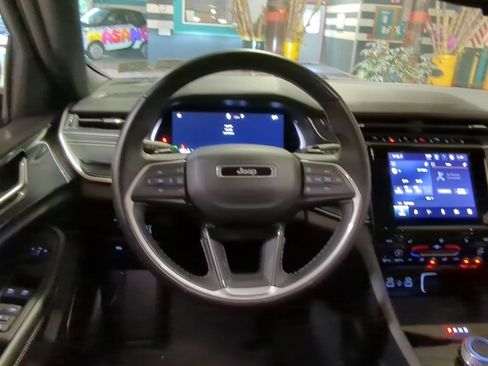 Used 2022 Jeep Grand Cherokee Altitude AWD/4WD image 2