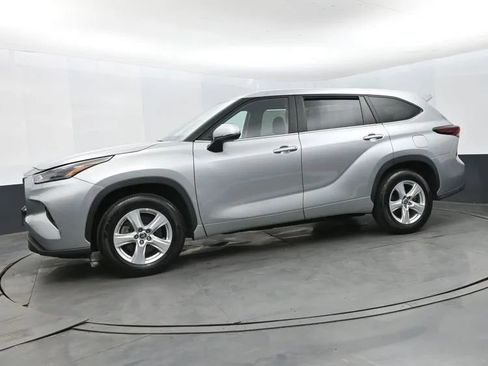 Used 2025 Toyota Highlander LE FWD image 5