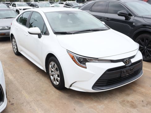 Used 2024 Toyota Corolla LE FWD image 2