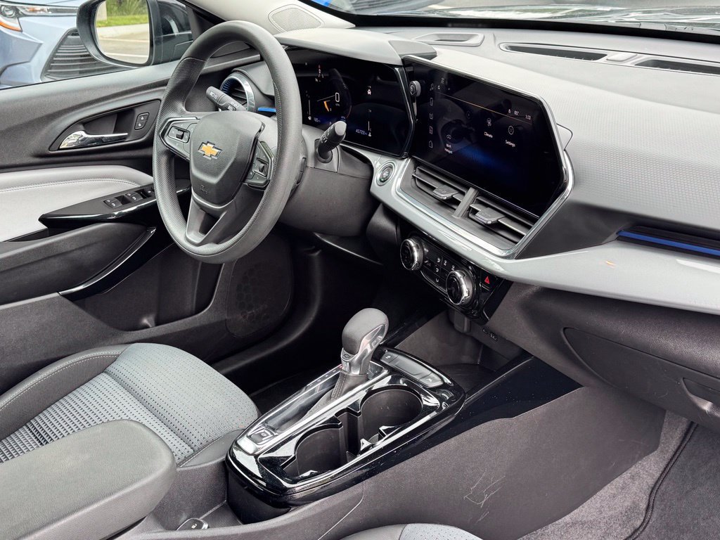 Used 2025 Chevrolet Trax LT FWD image 11