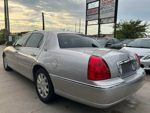 Used 2009 Lincoln Town Car Signature Limited RWD image 3