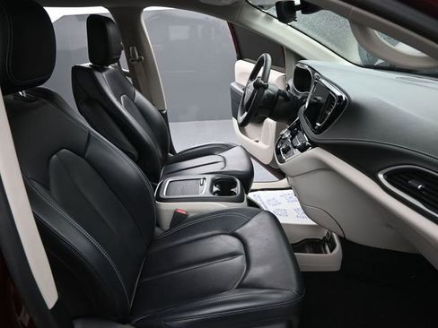 Used 2023 Chrysler Pacifica Touring-L AWD/4WD image 22