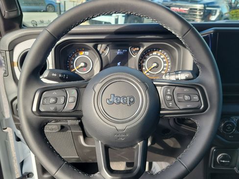 Used 2025 Jeep Wrangler Sport image 17