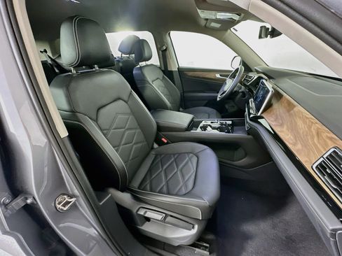 Used 2025 Volkswagen Atlas SE AWD/4WD image 32