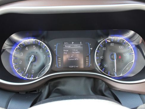 Used 2018 Chrysler Pacifica Touring-L FWD image 12