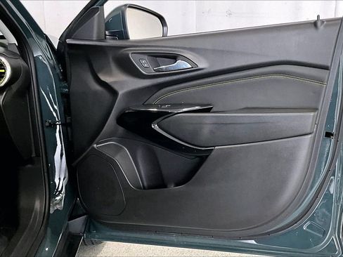 Used 2025 Chevrolet Trax LT FWD image 26