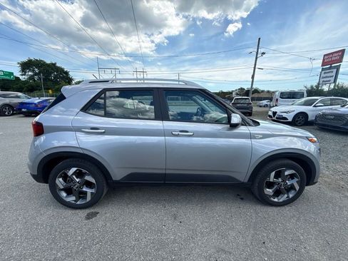 Used 2025 Hyundai Venue SEL FWD image 4