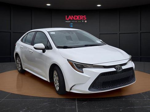 Used 2020 Toyota Corolla LE FWD image 3