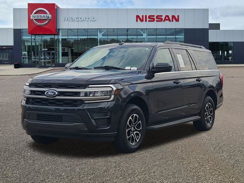Used 2024 Ford Expedition Max XLT AWD/4WD image 3