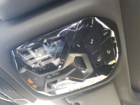 Used 2025 BMW i5 eDrive40i w/ Premium Package image 32